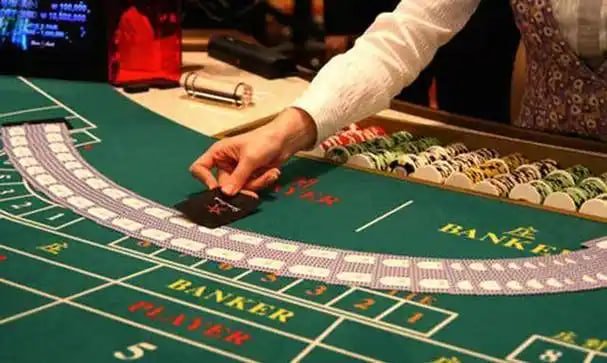Giao diện nền tảng cwin01 với slot online và live casino trên điện thoại